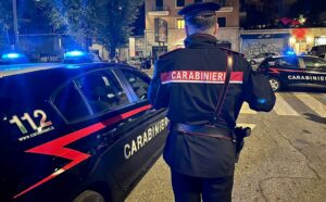 Orrore a Cerveteri: 35enne picchia l’ex e minaccia di darle fuoco davanti al figlio e ai passanti