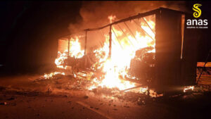 Mezzo pesante in fiamme sull’A19, illeso il conducente