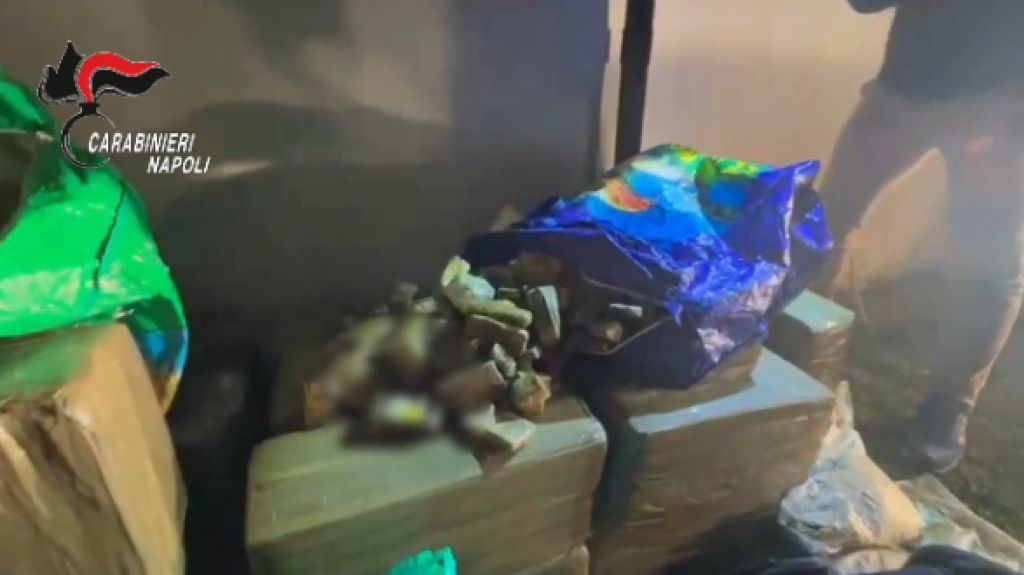 Droga dalla Spagna a Napoli per le piazze italiane, 5 arresti