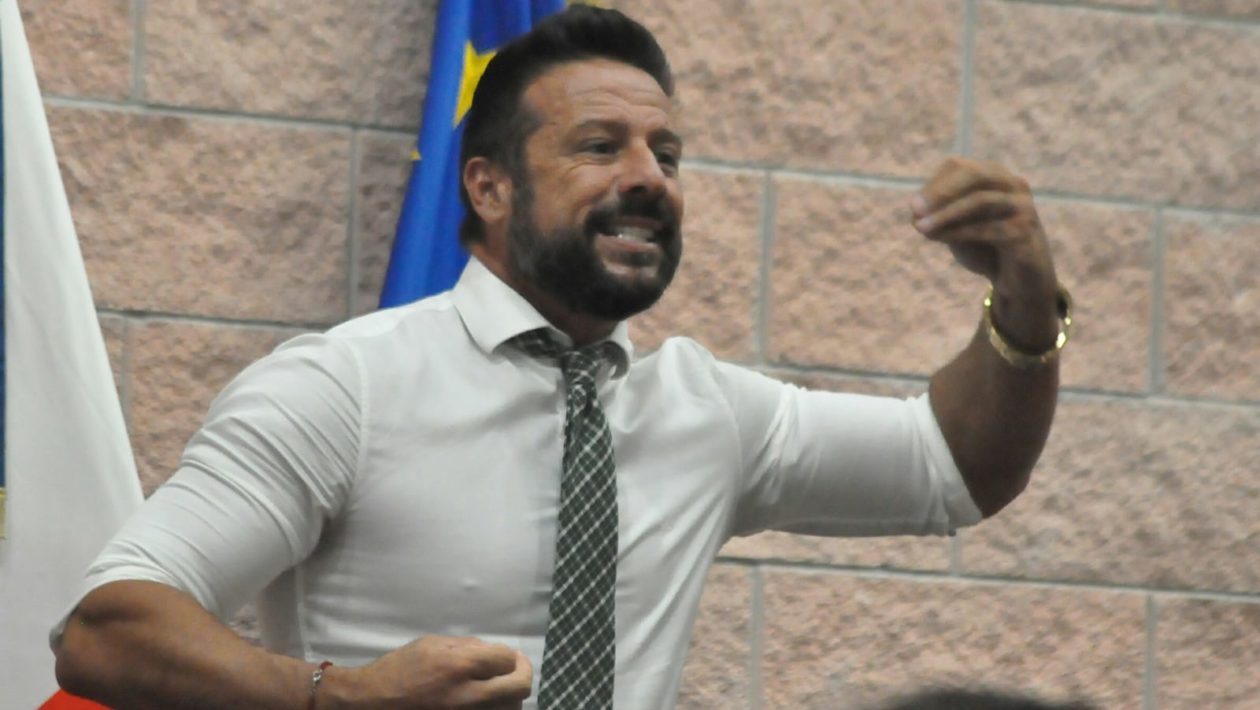 Civitavecchia – Scontro tra Frascarelli e Di Gennaro, ma non solo: Consiglio sospeso, mattinata di fuoco all’aula Pucci