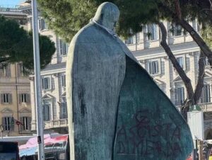 Roma – Imbrattata dai propal la statua di Papa Giovanni Paolo II, scritte offensive e il simbolo falce e martello