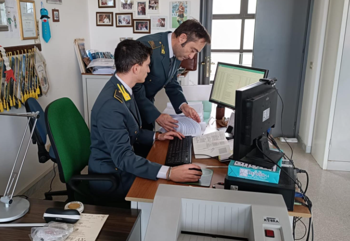 Da Sky a Netflix, la Guardia di Finanza incastra oltre 100 acquirenti di “pezzotto”: multe fino a 5000 euro