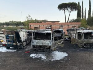 Castelnuovo di Porto – Distrutti i mezzi della raccolta rifiuti, il sindaco: “Atto vile che ci ha messo in ginocchio” (VIDEO)