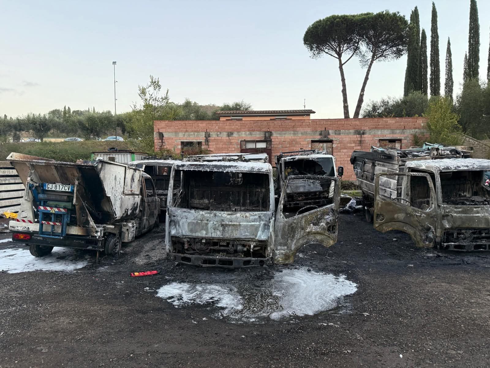 Castelnuovo di Porto – Distrutti i mezzi della raccolta rifiuti, il sindaco: “Atto vile che ci ha messo in ginocchio” (VIDEO)