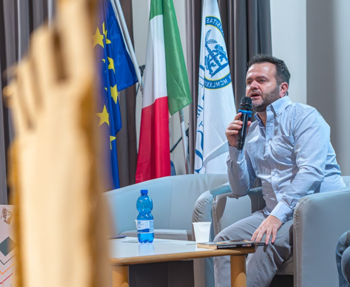 Civitavecchia ospita Kempes Astolfi, domani la presentazione del caso letterario “1975: La rapina delle pizze”