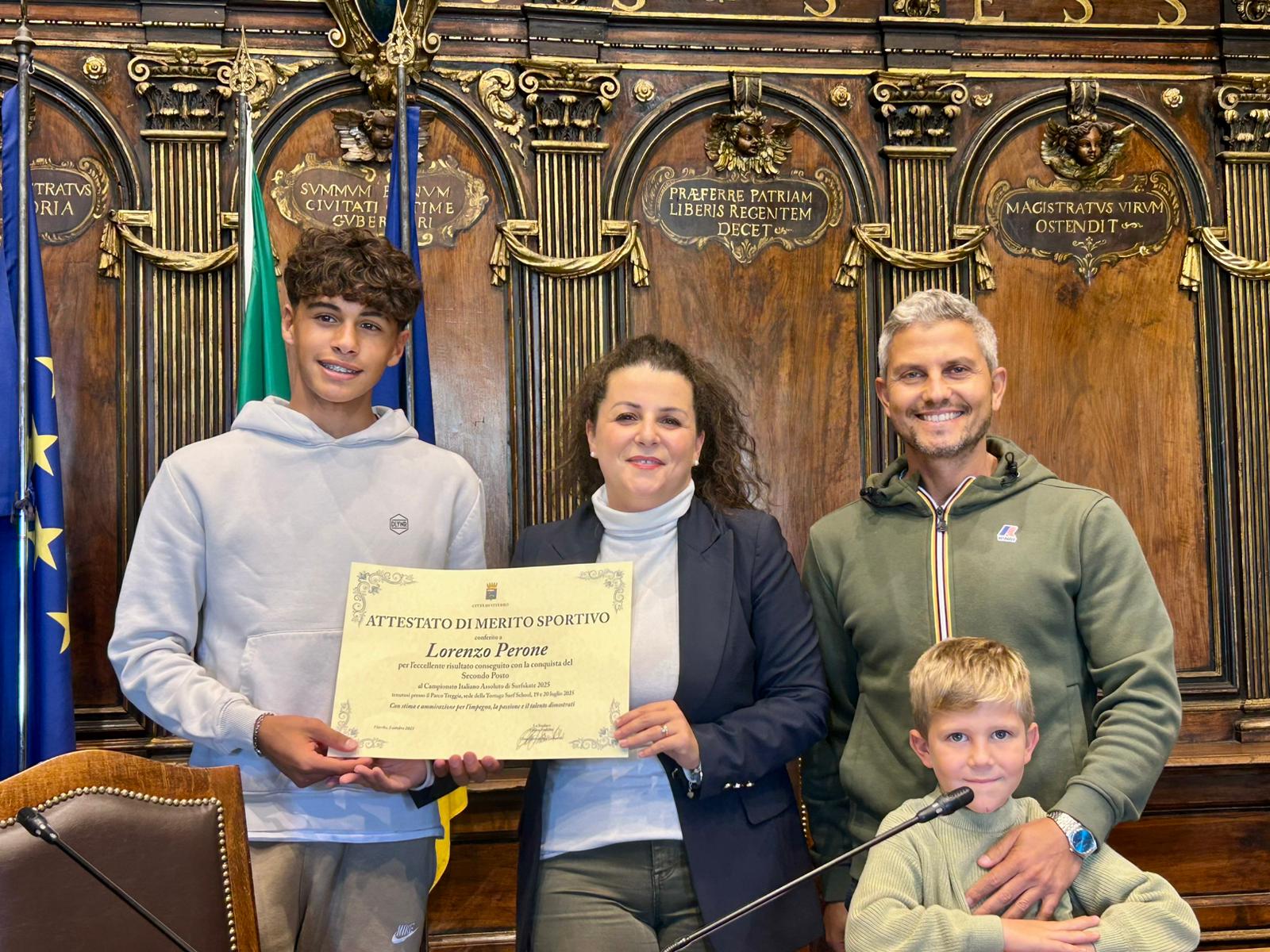 Viterbo – Premiato in Comune il 13enne Lorenzo Perone, vicecampione italiano di surf skate