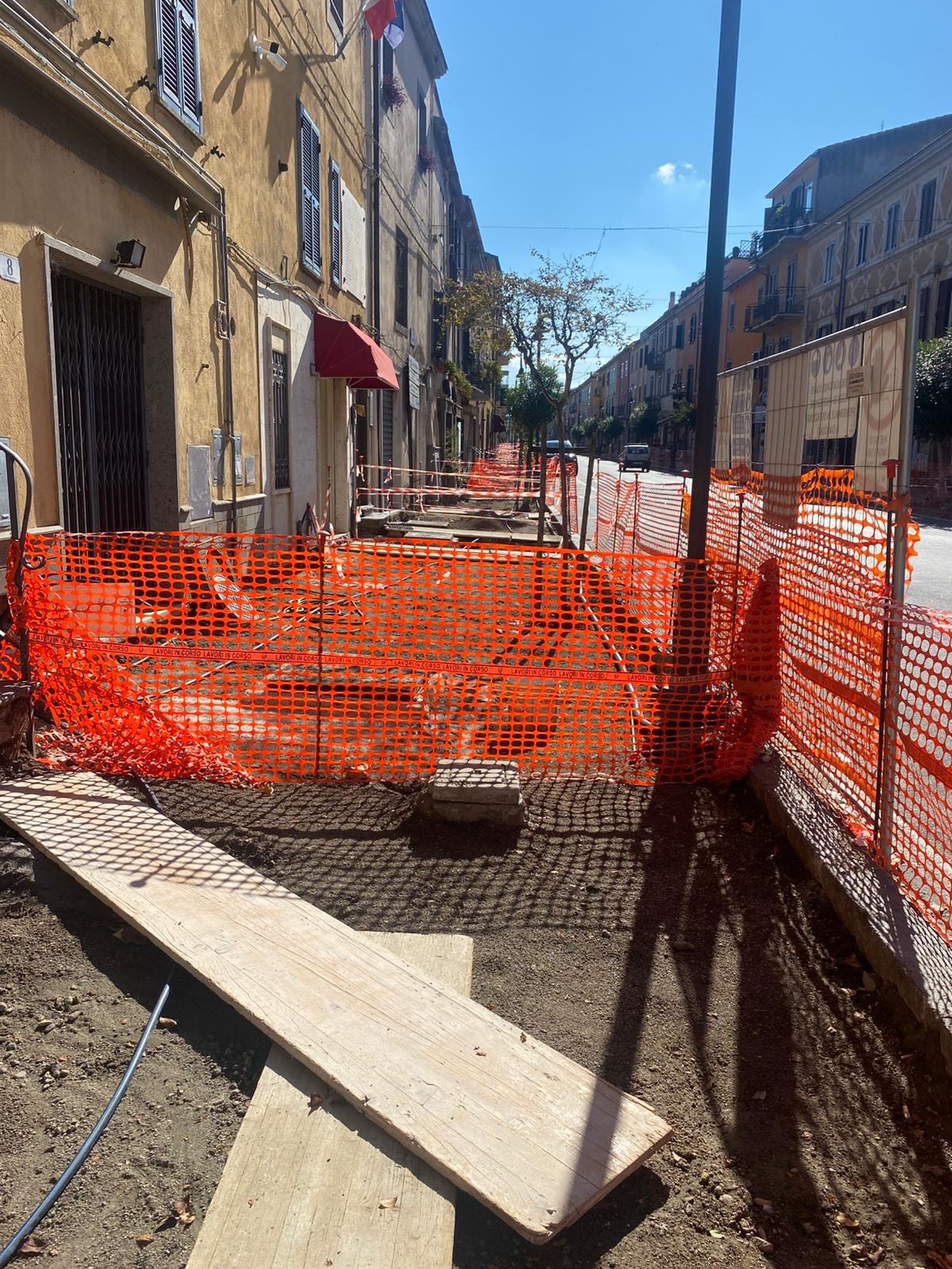 Marta – Al via i lavori di riqualificazione dei marciapiedi in Via Laertina