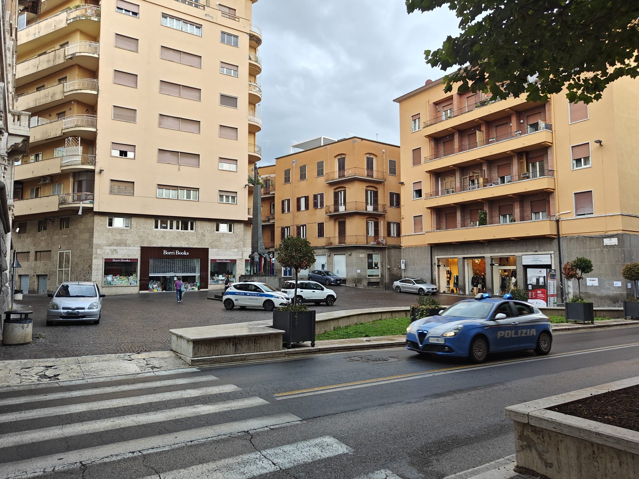Viterbo – Aggressioni in centro, cittadini esasperati: “Quella donna è un pericolo, serve un TSO”