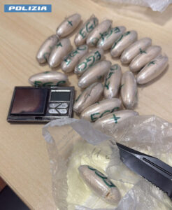 Roma: tenta di fuggire sui binari della metro con 20 ovuli di eroina, arrestato 27enne