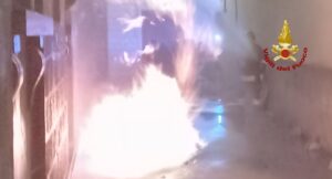 Rieti – Fuga di gas con fiamme nel centro storico, intervento notturno dei Vigili del Fuoco (VIDEO)