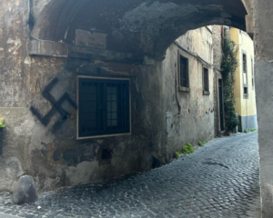 Ancora svastiche nel centro di Viterbo: simboli d’odio e degrado, ma il vero problema è l’educazione civica