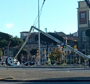Viterbo – Sacrario, crolla una delle torri faro durante la rimozione: “Un rumore impressionante”