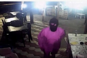 Santa Marinella – Col passamontagna al parco Martiri delle Foibe: imbrattato l’ingresso del chiosco (FOTO)