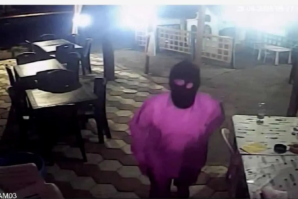 Santa Marinella – Col passamontagna al parco Martiri delle Foibe: imbrattato l’ingresso del chiosco (FOTO)