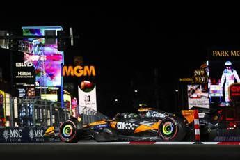 F1 – Disastro Rossa sotto l’acquazzone di Las Vegas: furia Leclerc, Hamilton addirittura ultimo. Pole per Norris