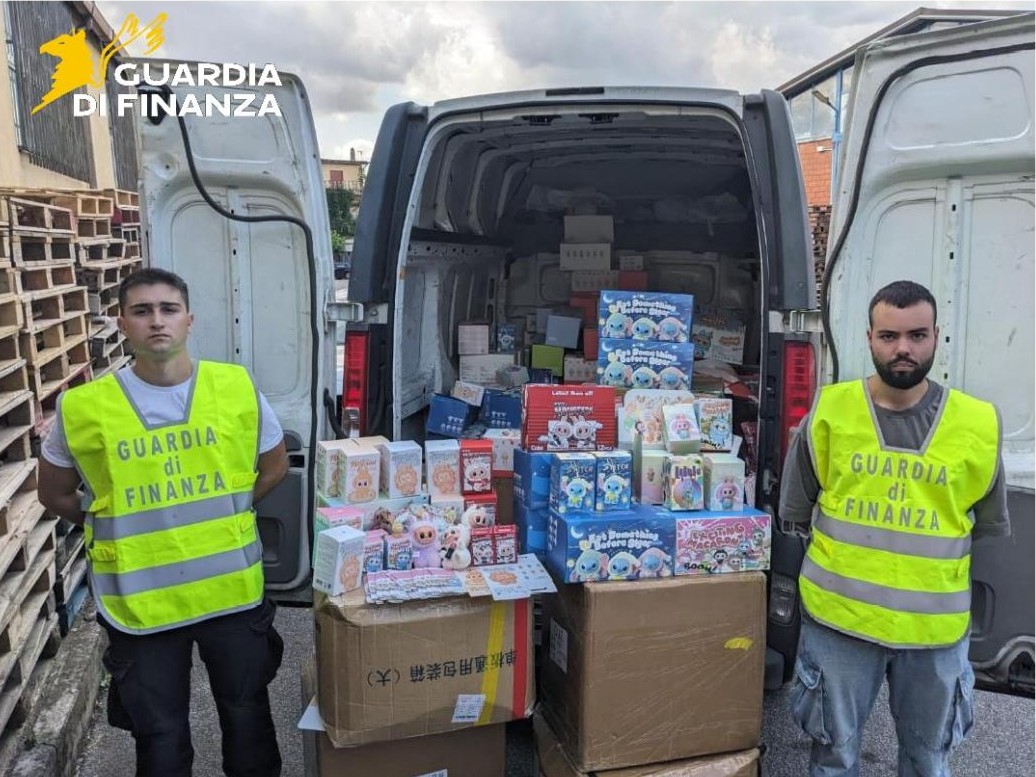 Viterbo – Sequestrati oltre 11 mila prodotti contraffatti: tra i falsi anche i peluche “Labubu” e carte Pokémon
