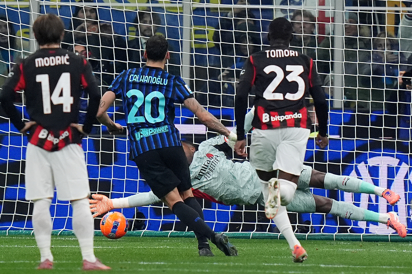 Prima Pulisic, quindi Maignan: derby al Milan, lassù solo la Roma