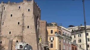 Crolla una parte della Torre dei Conti nel centro di Roma