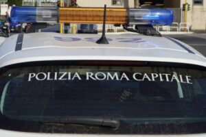 Roma – Provoca incidente e aggredisce 2 agenti polizia locale