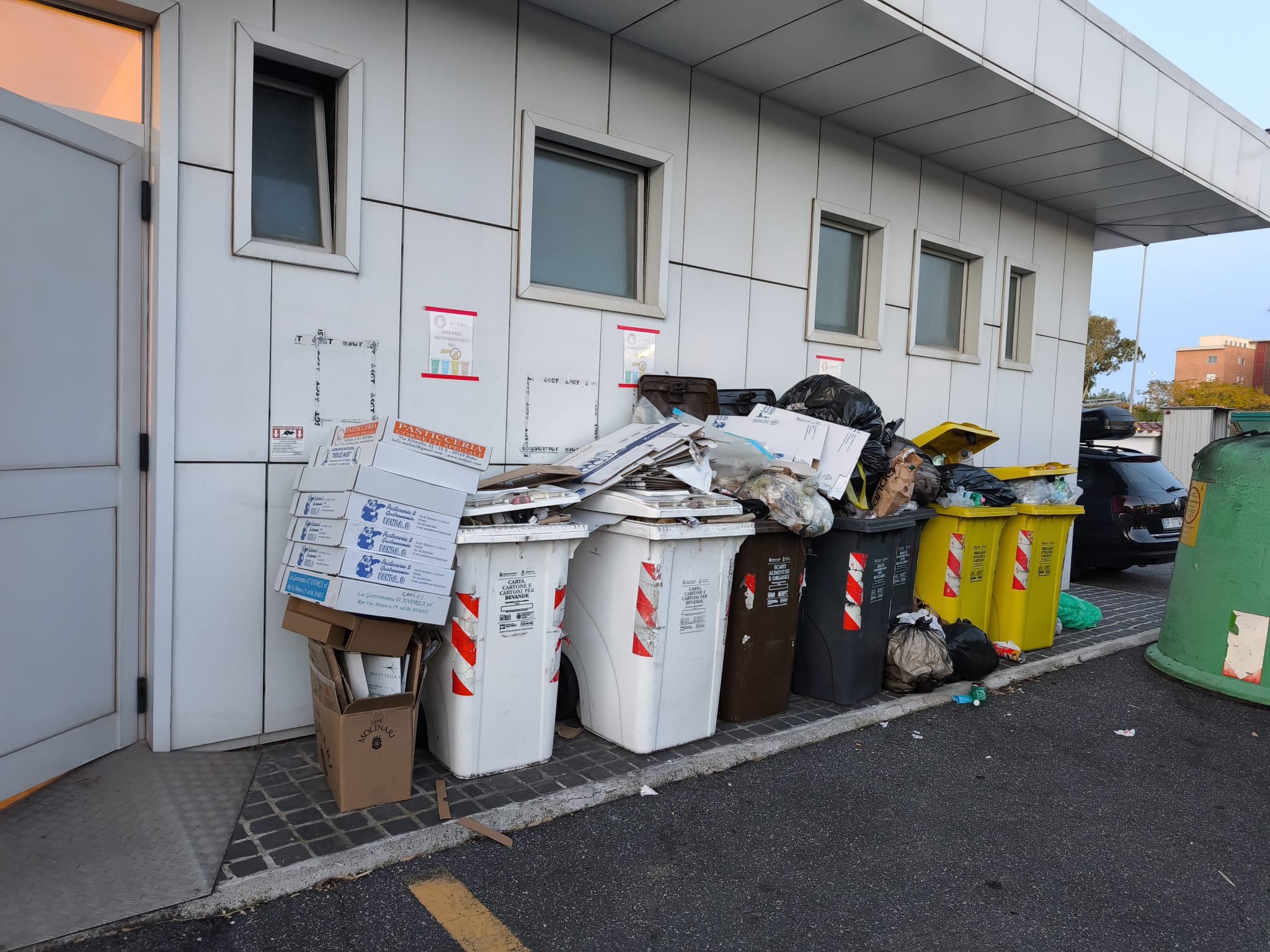 Civitavecchia – Raccolta rifiuti, altro lunedì mattina disastroso: ancora cassonetti traboccanti