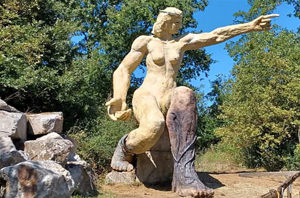 Parco delle Cascate di Chia chiuso per problemi tecnici: a rischio i Colossi di sei metri?