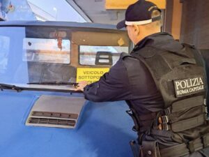 Roma – Reati ambientali: sequestrate tonnellate di rifiuti pericolosi e autocarri utilizzati per l’attività illegale, 5 persone denunciate