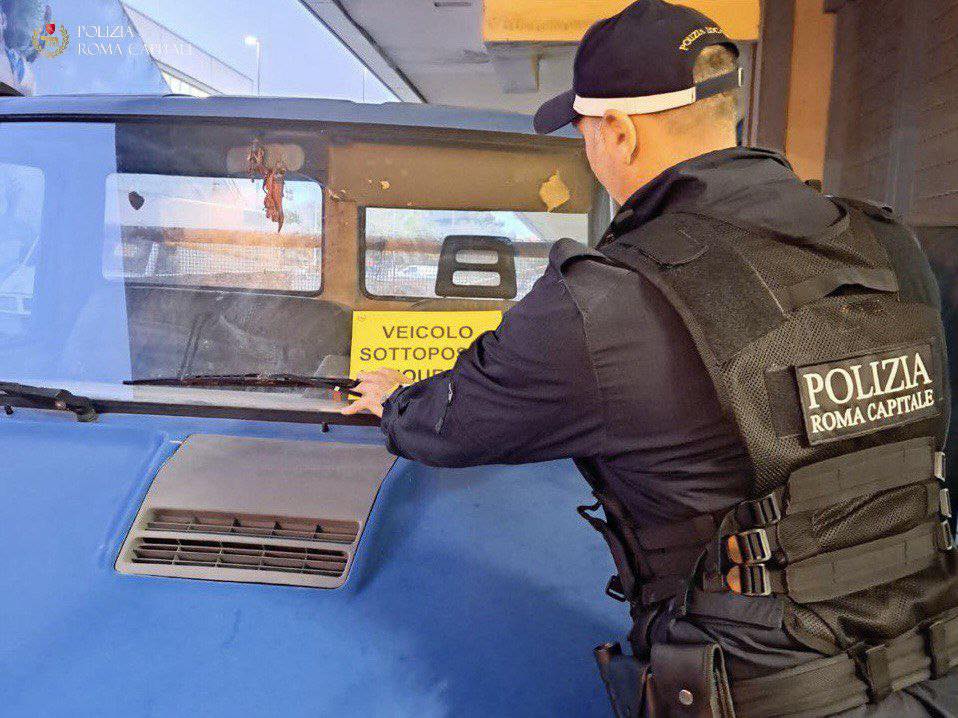 Roma – Reati ambientali: sequestrate tonnellate di rifiuti pericolosi e autocarri utilizzati per l’attività illegale, 5 persone denunciate