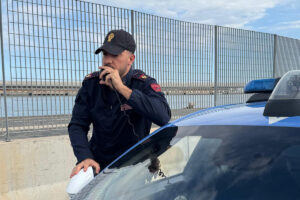 Offre una dose di droga a un poliziotto fuori servizio, pusher 24enne finisce in manette