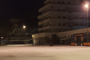 Tarquinia – Fortissima grandinata nella notte al Lido, strade coperte di bianco