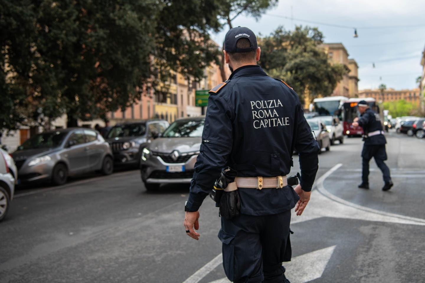 Diciannovenne a terra in fin di vita ai Parioli salvato da agenti della Polizia Locale