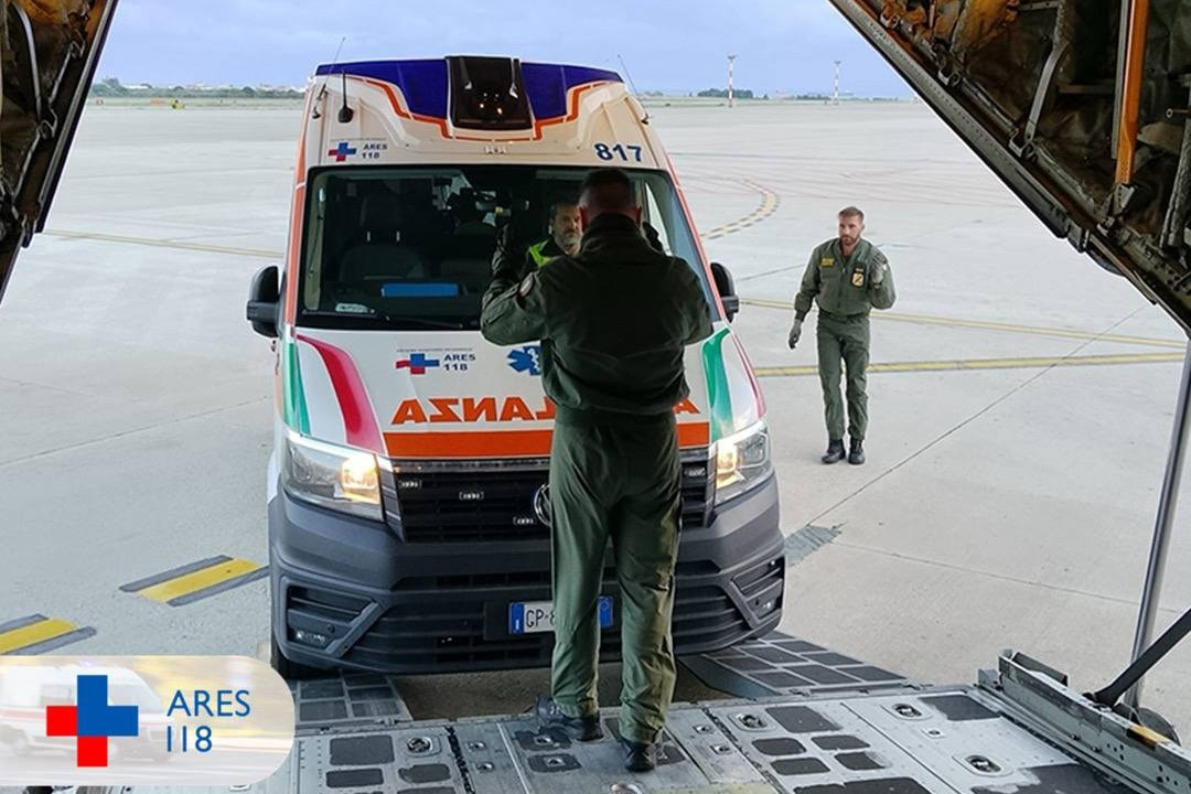 Roma – Ambulanza con paziente paziente in attesa di trapianto di cuore imbarcata su un volo dell’Aeronautica Militare