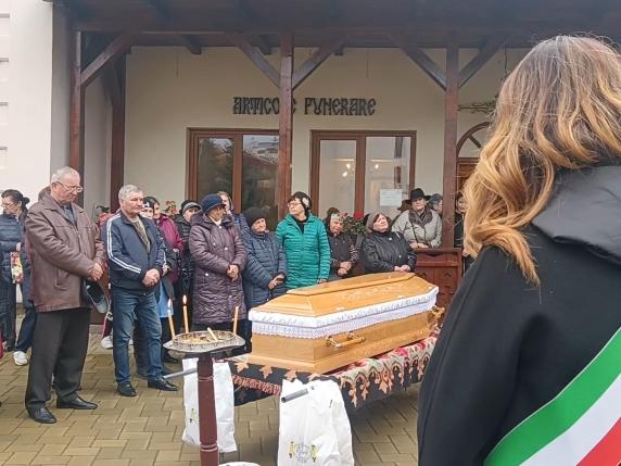 In Romania i funerali di Octav Stroici, l’operai morto nel crollo della Torre dei Conti