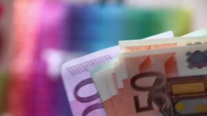 Bce, crescita lenta nell’eurozona