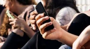 Quando è in difficoltà, oltre il 40% degli adolescenti si rivolge all’Intelligenza artificiale