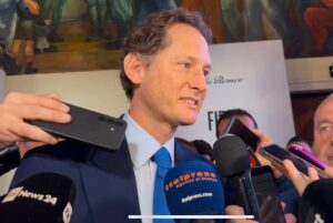 Stoccata Elkann “Piloti Ferrari pensino a guidare e parlino meno”