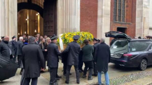 Conclusi i funerali di Ornella Vanoni, l’abbraccio di Milano