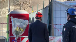 Crollo a Roma, Gualtieri depone mazzo di fiori in memoria dell’operaio morto