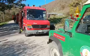Elicottero precipitato tra Toscana e Marche: individuato il relitto, poche speranze per i due piloti