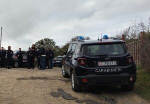 Un uomo e una donna trovati morti in casa, probabile femminicidio-suicidio