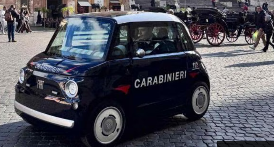 Per una maggiore sicurezza durante le feste entra in servizio a Roma la Topolino elettrica dei Carabinieri