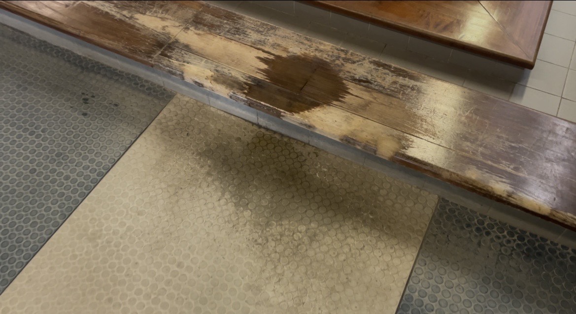 Civitavecchia – Studenti del Guglielmotti in protesta: “Piove nelle aule, ma la Regione Lazio tace” (FOTO)