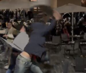 Civitavecchia – Rissa furibonda in piazza Leandra, un giovane accoltellato (VIDEO)