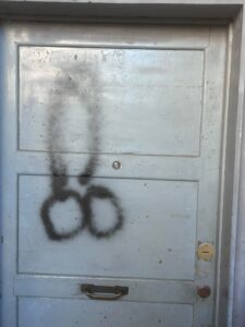 Fiumicino – Imbrattata porta casa sindacalista dell’Unione Inquilini