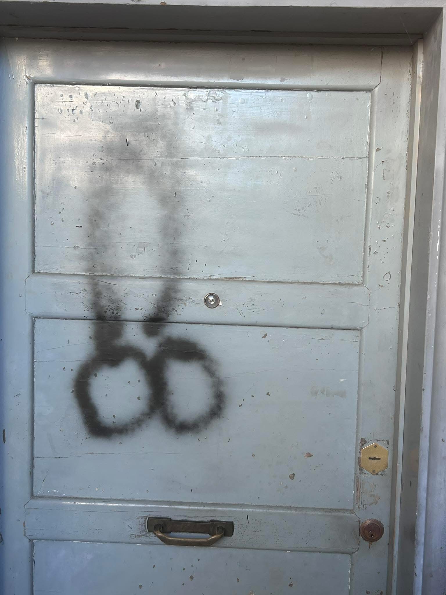 Fiumicino – Imbrattata porta casa sindacalista dell’Unione Inquilini