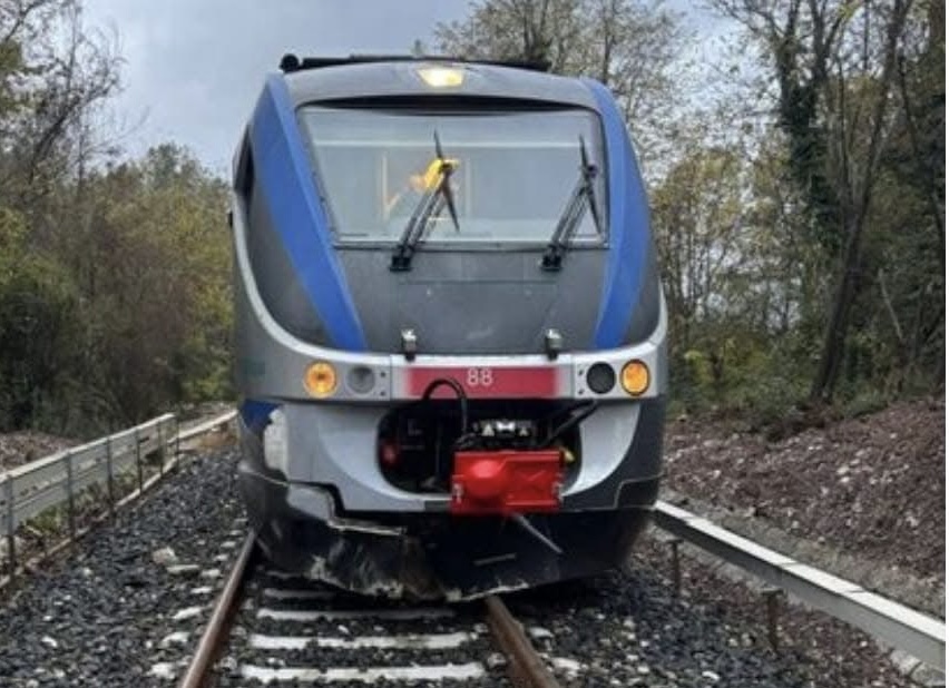 Arce – Treno fuoriesce da binari per caduta massi, nessun ferito