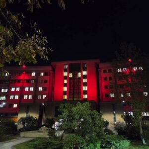 Frosinone – L’ospedale Spaziani illuminato di rosso per unirsi al coro mondiale contro la violenza sulle donne
