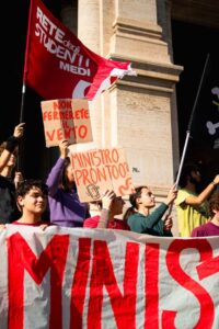 Vietato l’uso dei cellulari in classe: la Rete degli Studenti Medi scende in piazza contro Valditara