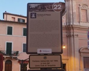 Il Lions Club di Tarquinia riposiziona una nuova targa commemorativa del restauro della fontana di piazza Matteotti