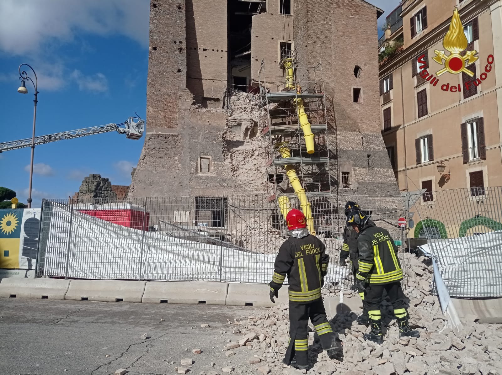 Roma – Nuovo crollo torre dei Conti investe squadra Vigili del Fuoco, tutti salvi