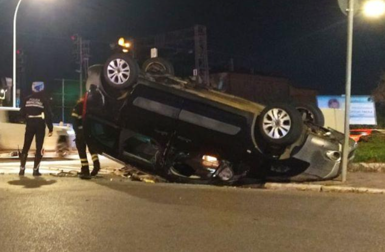 Grosseto – Schianto nella tarda serata, auto cappotta in città